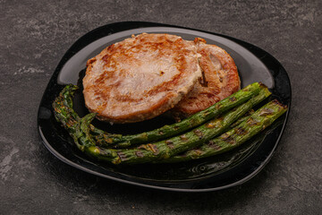 Grilled tuna steak with asparagus