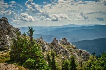 Wandern auf der Rax /Törlweg in Niederösterreich - sommerliche Landschaft mit Berg, Fels, Gipfel, Wanderweg und blauem dramatisch bewölktem Himmel