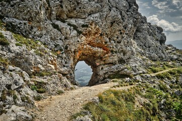 Wandern auf der Rax /Törlweg in Niederösterreich - sommerliche Landschaft mit Berg, Fels, Gipfel, Wanderweg und blauem dramatisch bewölktem Himmel