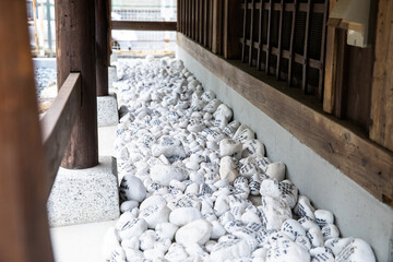 ​旗下山慈眼寺　慈眼寺　秩父　秩父市
秩父札所十三番　御花畑駅　祈願　祈祷　瑠璃殿　石に祈願　めのお寺