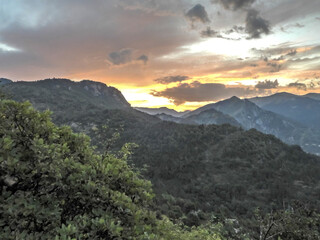 Coucher de soleil sur les gorges du Verdon dans les pré Alpes du Sud