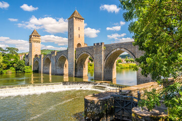 View at the Valentre bridge over Lot river in Cahors - France. - obrazy, fototapety, plakaty