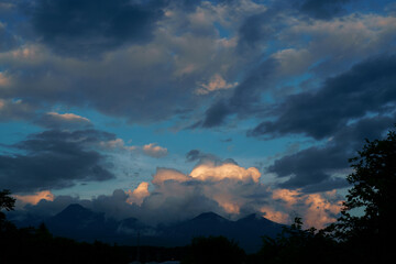 夏の終わり頃の日暮れにみる山の雲
