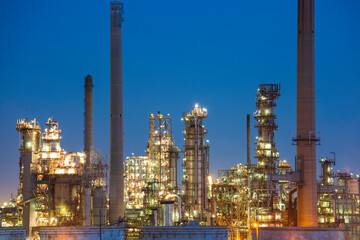 Obraz premium Twilight scene of tank oil refinery plant and tower column of smokestack Petrochemistry industry