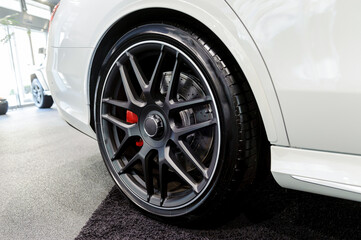 高級外車のタイヤとホイール　 © Metro Hopper