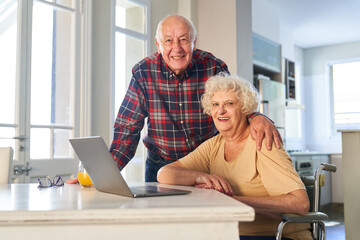 Senioren Paar im Ruhestand vor dem Laptop Computer