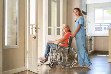 Krankenschwester schiebt Seniorin im Rollstuhl in der Reha
