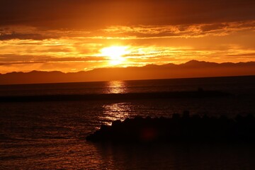 日本海の美しい夕日の風景
