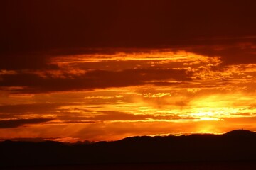 日本海の美しい夕日の風景