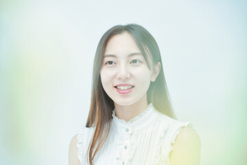 Fototapeta premium リラックスした笑顔を見せる若い女性