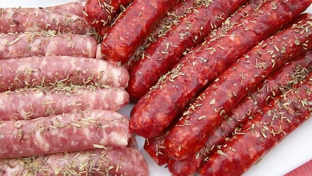 saucisses et merguez crues dans une assiette	