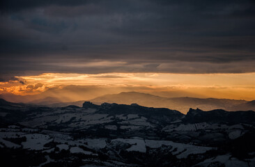 Tramonto invernale sulle colline italiane
