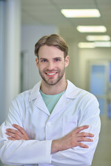 Naklejka premium Smiling man in white robe indoors
