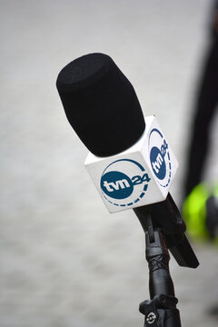 Mikrofon telewizji informacyjnej tvn24 polska. 