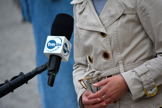 Mikrofon telewizji informacyjnej tvn24 polska. 