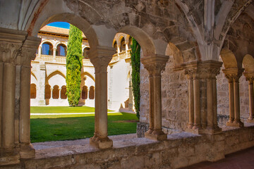 Naklejka premium Pasillo claustro monasterio cisterciense de Santa María de Valbuena en la provincia de Valladolid, España