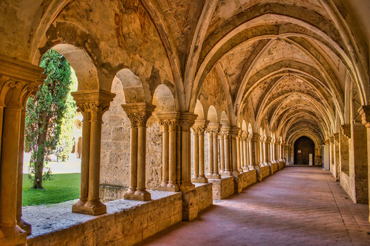 Pasillo claustro del monasterio cisterciense de Santa Mar&iacute;a de Valbuena, provincia de Valladolid, Espa&ntilde;a