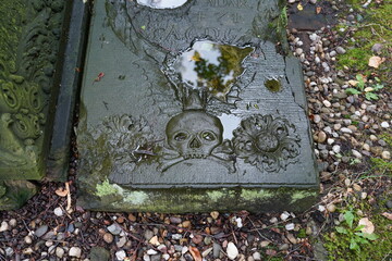 Jüdischer Friedhof Altona, sephardisches Grab mit Darstellung eines Totenkopfs in Hamburg