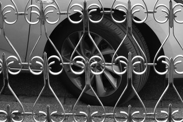 Das Auto hinter der Gartentür