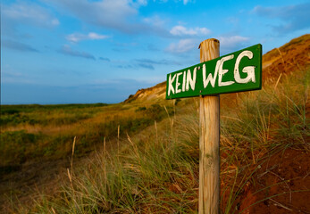 Morsum Kliff Sylt Schild kein Weg K&uuml;ste Nationalpark Wattenmeer Nordsee Welterbe Steilk&uuml;ste Naturschutzgebiet Brutplatz Idyll Licht Atmosph&auml;re Tourismus Nordfriesland betreten verboten R&uuml;cksicht
