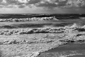 Brandung Wellen Sylt Deutschland Nordsee K&uuml;ste Sturm Wind Gezeiten Flut Brechen Surfen Gischt Spray Tropfen Horizont Meer Insel K&uuml;ste schwarz wei&szlig; Graustufen Kraft Tide Westen D&uuml;nung Gefahr Erosion