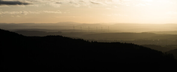Sonnenuntergang hinter den Windrädern