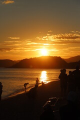 Fototapeta na wymiar 夕陽に輝くシャボン玉のヒカリ！海イベント、日本の休日