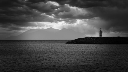Fototapeta premium black and white lighthouse and beach on a cloudy and rainy day