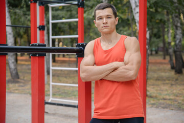 Obraz premium young athletic man goes in for sports in the park. outdoor fitness, healthy lifestyle