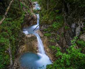 Canyon mit Wasserfall