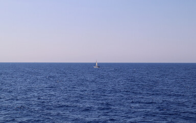 Obraz premium Sailing boat surrounded by blue
