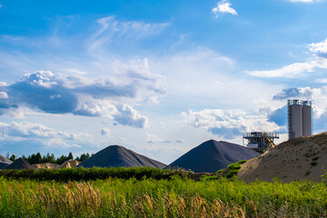 construction site, aggregate dumps, preparation of aggregate in a crusher and a silo