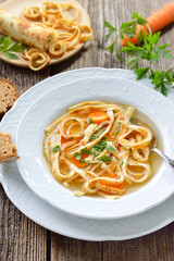Kräftige Rinderbrühe mit  Frittateneinlage - Delicious homemade beef broth with pancake strips 