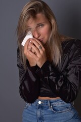 Belle Femme qui essuie ses larmes avec un mouchoir 