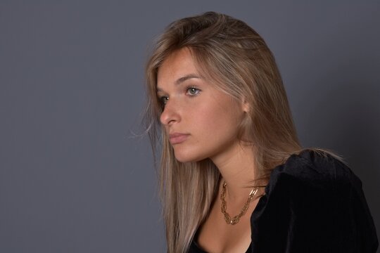 Jolie jeune femme au regard perdue 