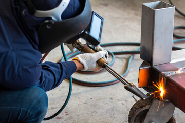 Metal workers use manual labor. Technicians use steel cutting tools to cut steel. The worker uses gas to cut steel.