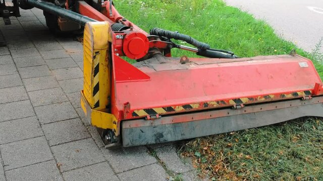 Industrial Heavy Duty Lawn Mower Towed by Tractor Cutting Public City Grass Lawn 