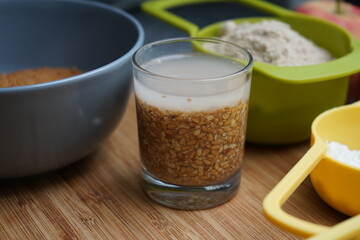 Leinsamen Eiersatz Zutaten f&uuml;r veganen glutenfreien Apfelkuchen mit Streuseln