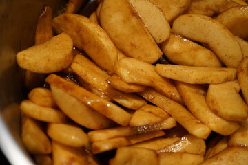 Apfelstreifen in Kokosblütenzucker Zimt und Kokosöl mariniert auf Mürbeteig roh für vegan glutenfrei Apfelkuchen