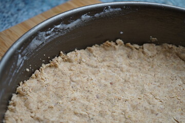 Mürbeteig in Backform für vegan glutenfrei Apfelkuchen mit Streusel