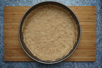 Mürbeteig in Backform für vegan glutenfrei Apfelkuchen mit Streusel