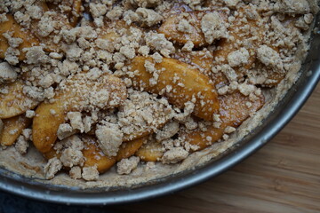 Kuchen Apfelkuchen vegan glutenfrei mit Streuseln in Backform