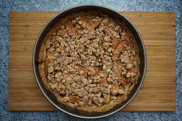 Kuchen Apfelkuchen vegan glutenfrei mit Streuseln in Backform