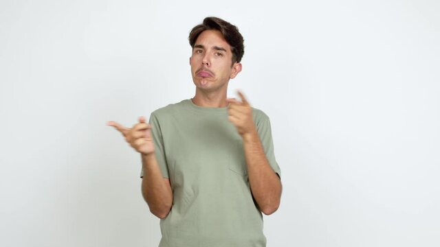 Young man pointing to the laterals having doubts over isolated background
