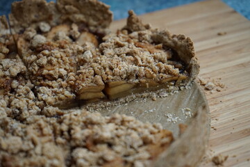 Kuchen Apfelkuchen vegan glutenfrei mit Streuseln angeschnitten