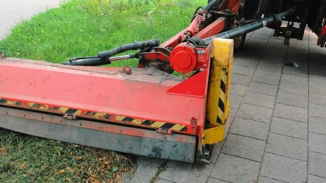 Industrial Heavy Duty Lawn Mower Towed by Tractor Cutting Public City Grass Lawn 