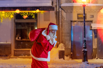 Obraz premium Friendly cheerful outgoing Santa Claus