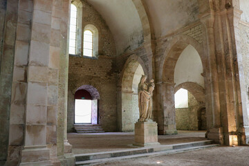 Fototapeta na wymiar Bourgogne - Côte-d'Or - Montbard - Marmagne - Abbaye de Fontenay - La Vierge de Fontenay et l'enfant