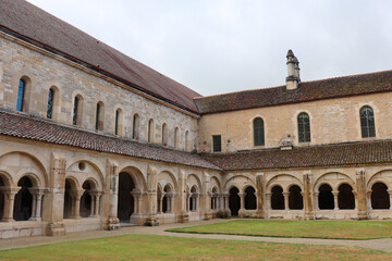 Fototapeta na wymiar Bourgogne - Abbaye de Fontenay - Le cloitre au rez de chaussée. A l'étage le dortoir des moines et le chauffoir avec ses cheminées