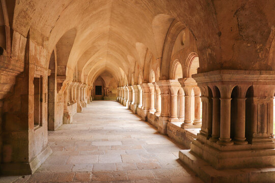 Bourgogne - C&ocirc;te-d'Or - Montbard - Marmagne - Abbaye de Fontenay - Bas-c&ocirc;t&eacute; du cloitre
